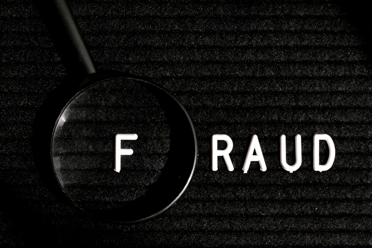Lupa detectando la palabra fraudes